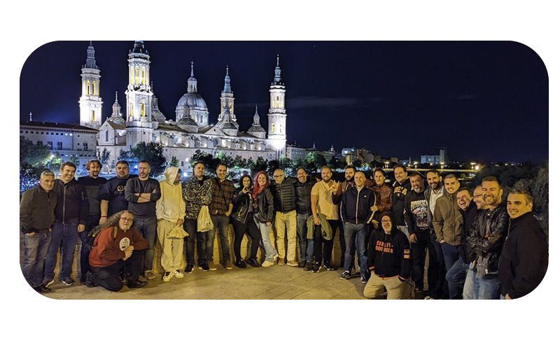 La gente en la primera noche